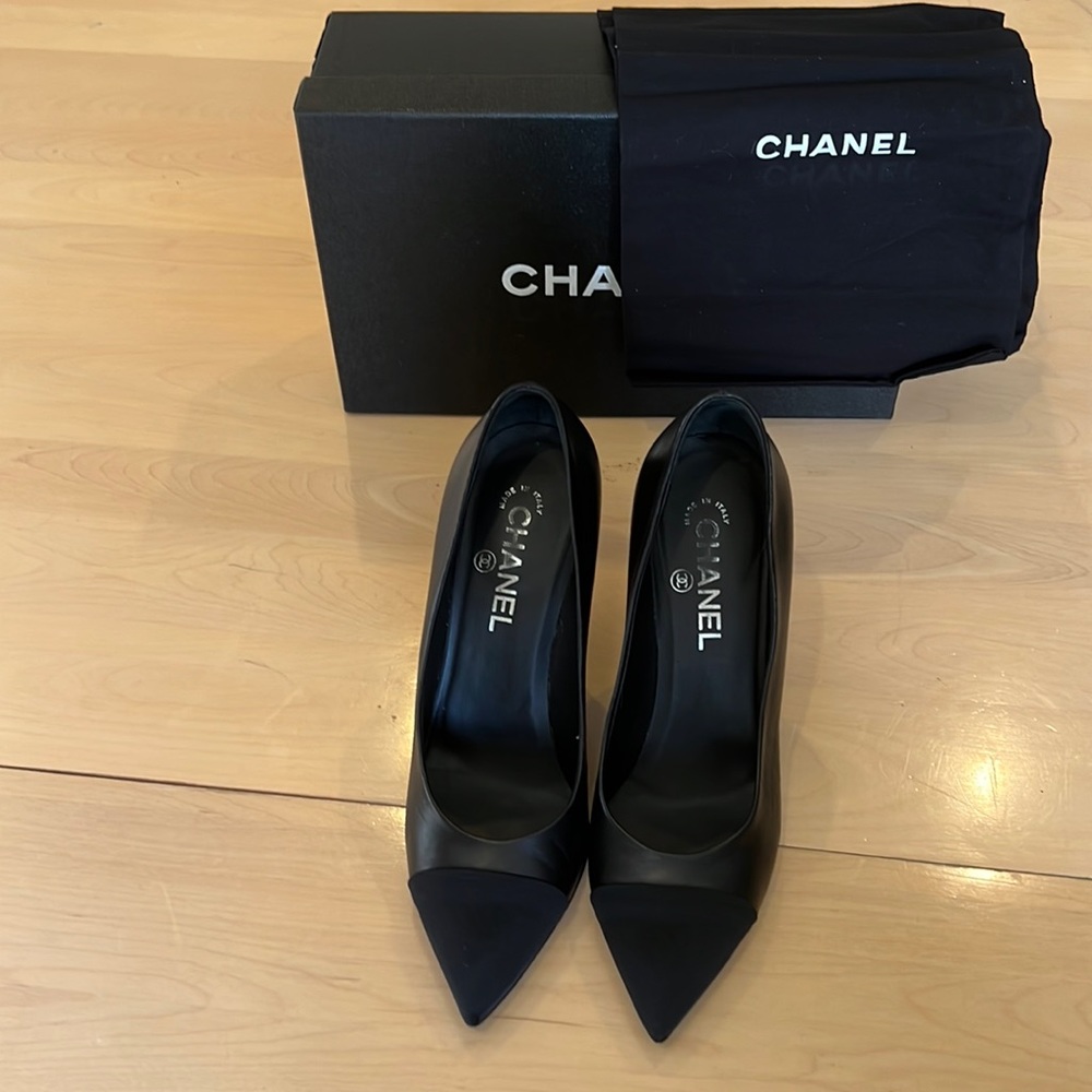 CHANEL heels